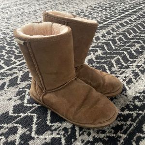 Brown bear paw boots, size 8 in used condition